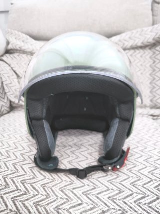 Casco moto verde con visera
