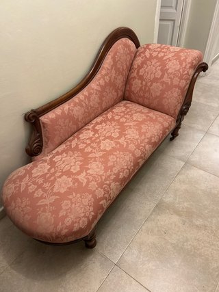 Chaise longue antigua de madera y tela