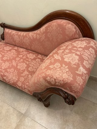 Chaise longue antigua de madera y tela