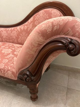 Chaise longue antigua de madera y tela