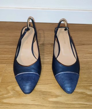 Zapato de salón piel tacón bajo azul