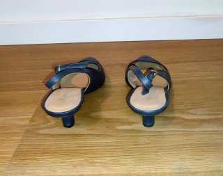 Zapato de salón piel tacón bajo azul