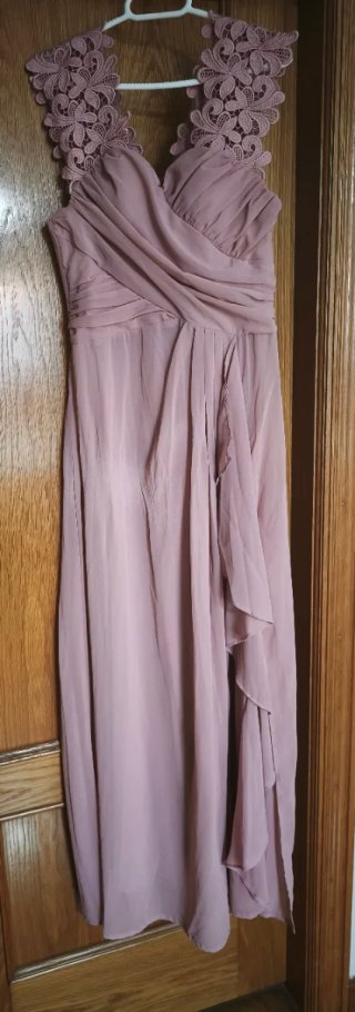 Vestido de fiesta rosa con encaje