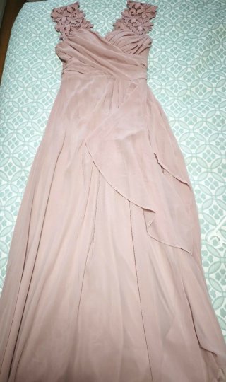 Vestido de fiesta rosa con encaje