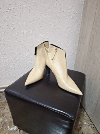 Botines Vainilla Tacón Aguja Punta Fina