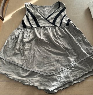 Blusa gris con detalles negros