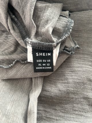 Blusa gris con detalles negros