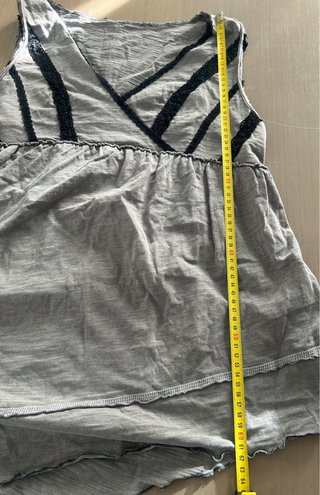 Blusa gris con detalles negros