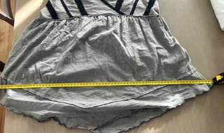 Blusa gris con detalles negros