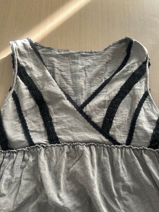 Blusa gris con detalles negros