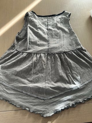 Blusa gris con detalles negros