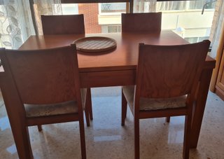 Mesa de comedor y 4 sillas