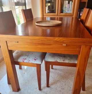 Mesa de comedor y 4 sillas