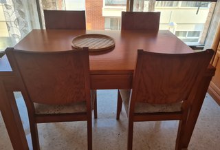 Mesa de comedor y 4 sillas
