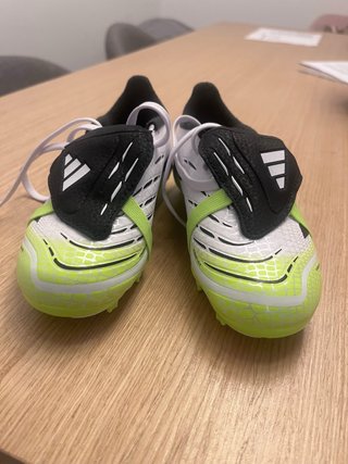 Botas futbol niño nuevas Adidas Predator. Talla 29