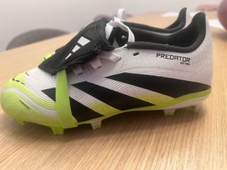 Botas futbol niño nuevas Adidas Predator. Talla 29
