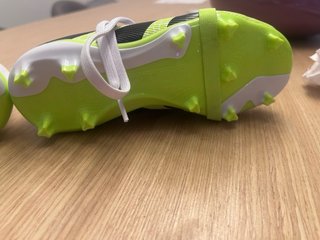 Botas futbol niño nuevas Adidas Predator. Talla 29