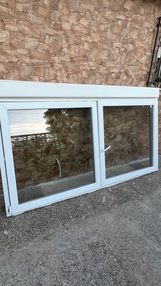 Ventana blanca de PVC