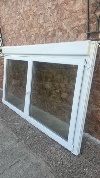 Ventana blanca de PVC