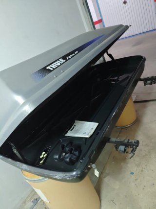 Cofre Thule Alpine 100 con cogidas Thule