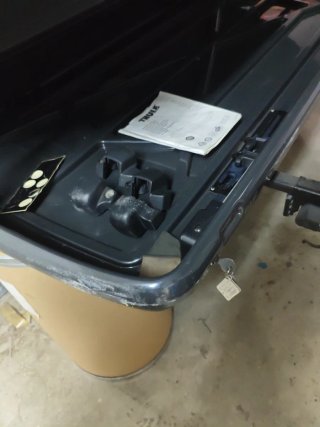 Cofre Thule Alpine 100 con cogidas Thule