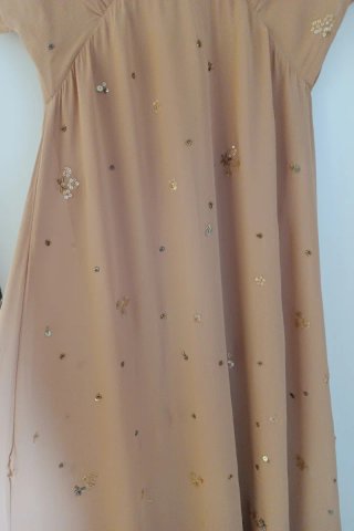 Vestido Beige con Lentejuelas Doradas