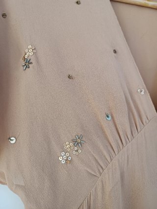 Vestido Beige con Lentejuelas Doradas