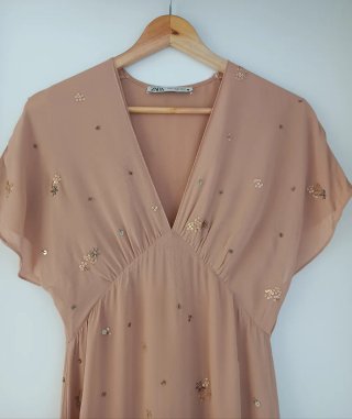Vestido Beige con Lentejuelas Doradas