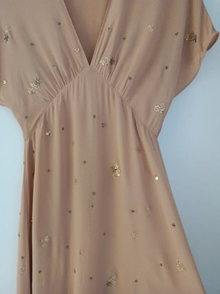 Vestido Beige con Lentejuelas Doradas