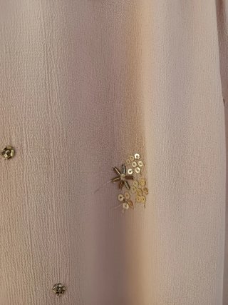 Vestido Beige con Lentejuelas Doradas