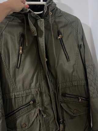 Chaqueta verde militar con capucha