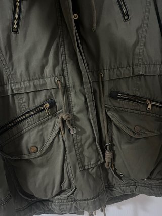 Chaqueta verde militar con capucha