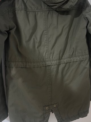 Chaqueta verde militar con capucha