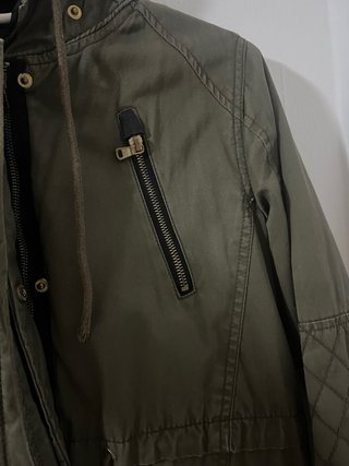 Chaqueta verde militar con capucha