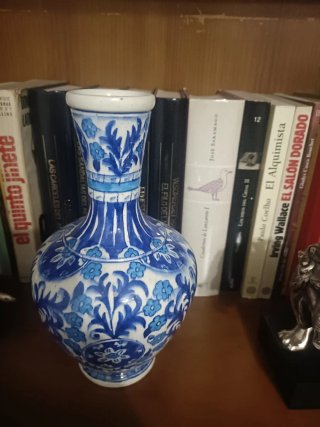Jarrón de cerámica azul y blanco