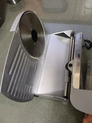 Taglia salumi elettrico