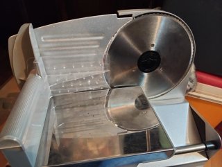 Taglia salumi elettrico