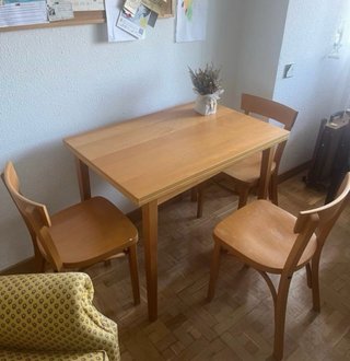 Mesa de madera y 3 sillas