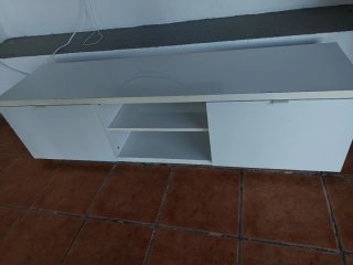 Mueble TV blanco con estantes