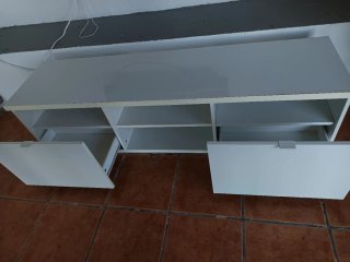 Mueble TV blanco con estantes