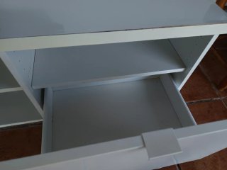 Mueble TV blanco con estantes