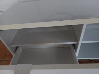 Mueble TV blanco con estantes
