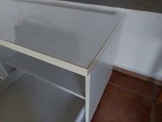 Mueble TV blanco con estantes