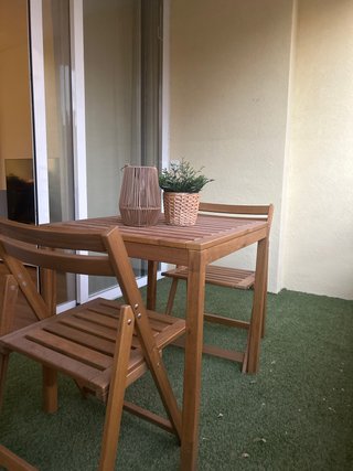 Mesa y sillas de exterior de madera