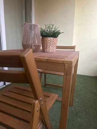Mesa y sillas de exterior de madera