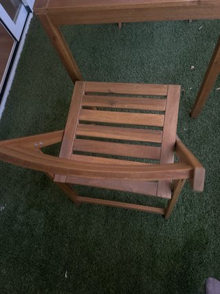 Mesa y sillas de exterior de madera
