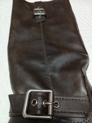 Stivali alti marroni con fibbia