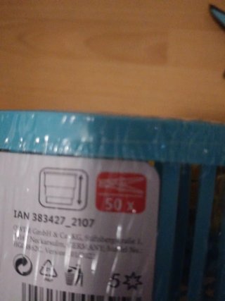 Cesta plegable para pinzas y un limpiador