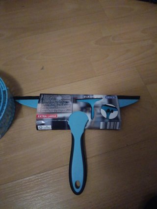 Cesta plegable para pinzas y un limpiador