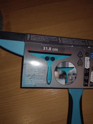 Cesta plegable para pinzas y un limpiador